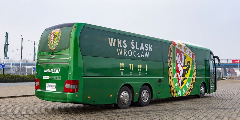Były trener Śląska Wrocław zaskoczył klub nowoczesnym autobusem drużynowym