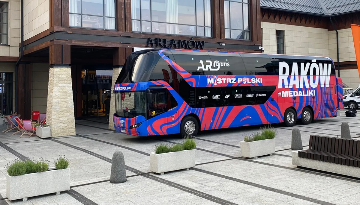Były kapitan Rakowa Częstochowa przekazał autobus swojemu byłemu klubowi