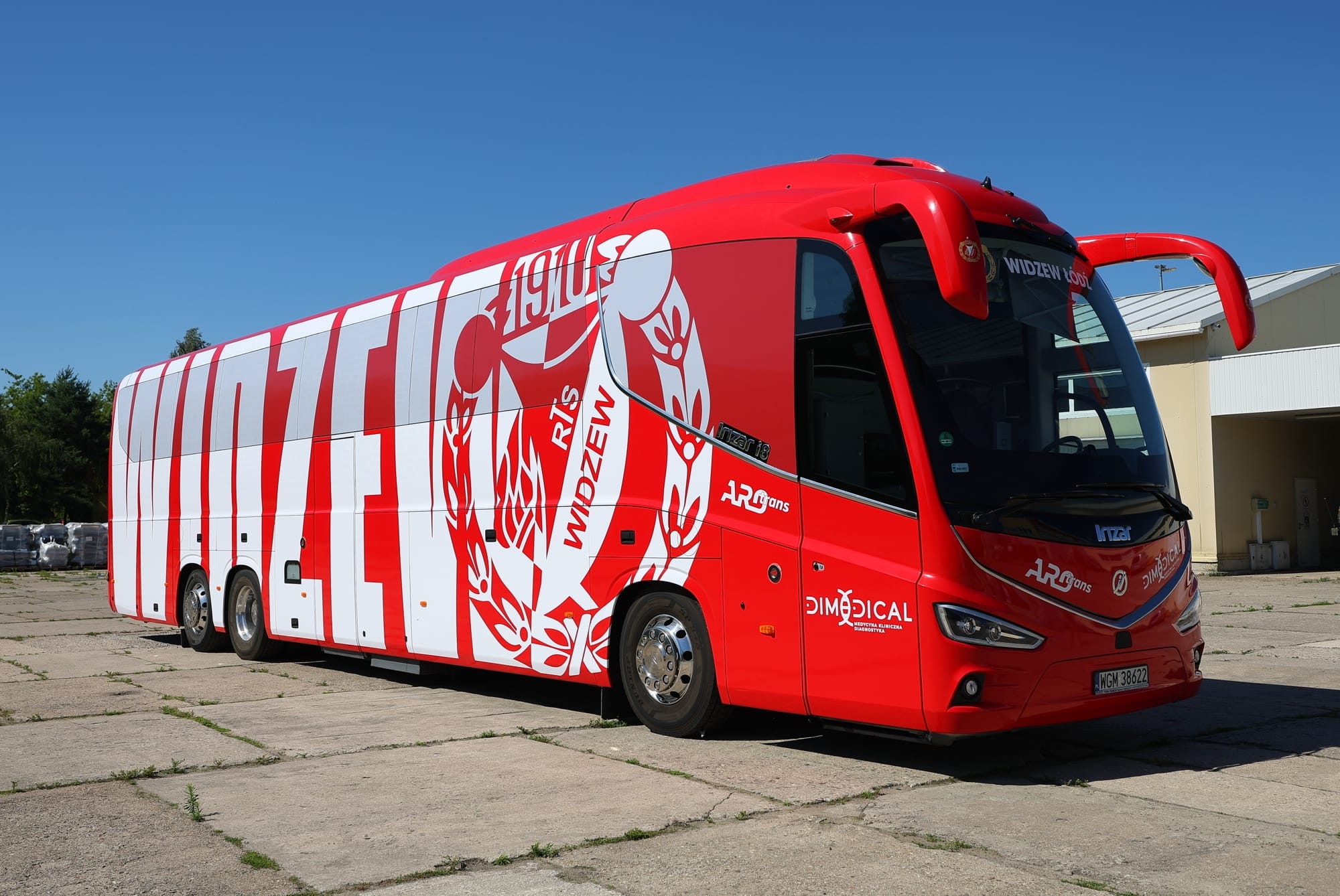 Były kapitan Widzewa Łódź wspiera klub specjalną darowizną w postaci autobusu dla młodych zawodników