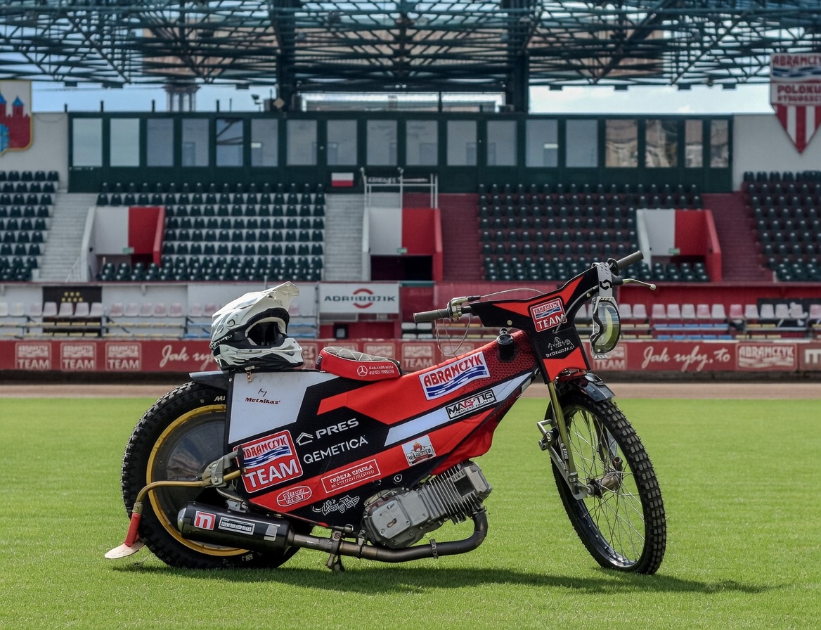 Były kapitan Polonii Bydgoszcz Kamil Brzozowski przekazuje motocykl i pamiątki do klubowego muzeum