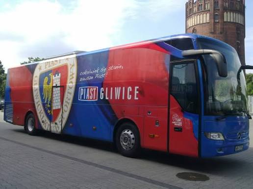 Były kapitan Piasta Gliwice przekazał autobus swojemu byłemu klubowi