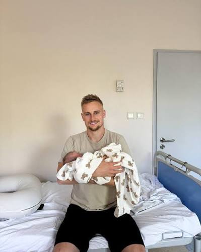 Gratulacje napływają dla kapitana Widzewa Łódź Bartłomieja Pawłowskiego i jego partnerki z okazji narodzin dziecka