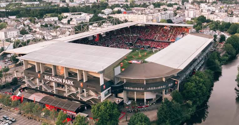 Le Stade Rennais fait ses adieux au Roazhon Park après des dommages structurels