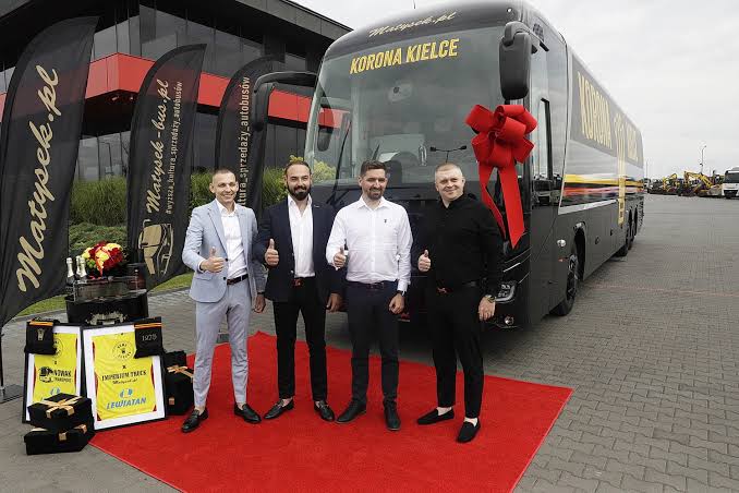 Były trener Korony Kielce podarował swojemu byłemu klubowi nowy autokar